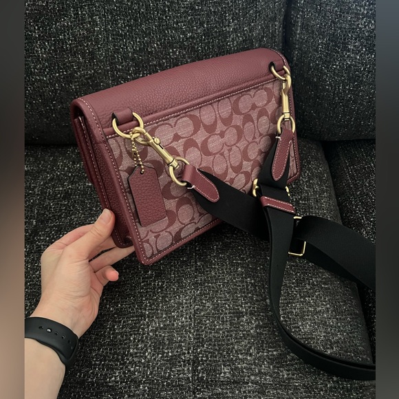 Coach Turner Flap Crossbody In Signature Chambray Wine - Picture 3 of 5